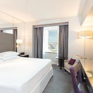 Executive Executive level Guest room 1 King Skyline view